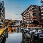 Tjuvholmen Gem With Rooftop Terrace And Parking 아파트